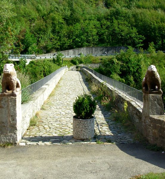File:Montecreto - Ponte dei Leoni.jpg