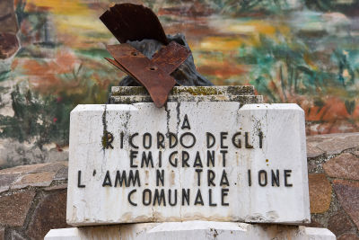 Montemilone - Monumento agli Emigranti 2.jpg