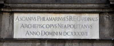Napoli - Lapide sull'ingresso dell'Arcivescovado.jpg