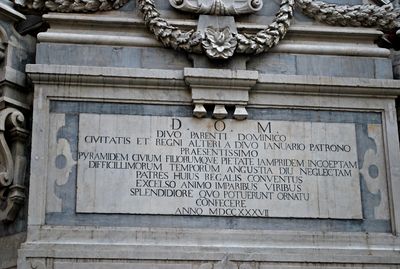 Napoli - Piazza S. Domenico Maggiore - Statua.jpg