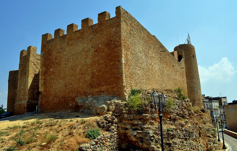 File:Naro - Castello dei Chiaramonte.jpg