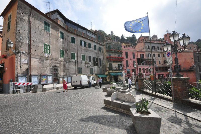 File:Nemi - Scorcio.jpg