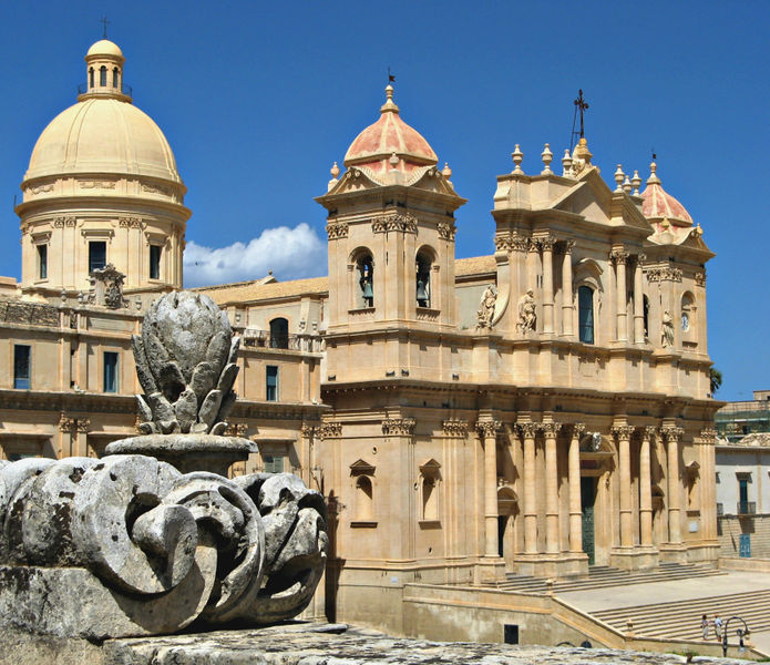 File:Noto - Cattedrale con vaso.jpg