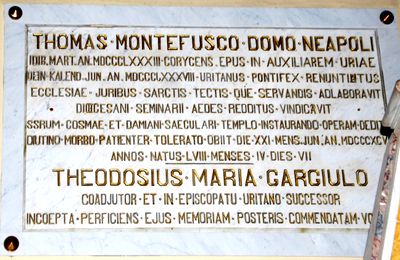 Oria - Lapide a Thomas Montefusco - interno della Cattedrale di Maria SS. Assunta in Cielo.jpg