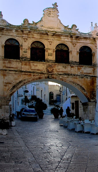 File:Ostuni - Arco Scoppa.jpg