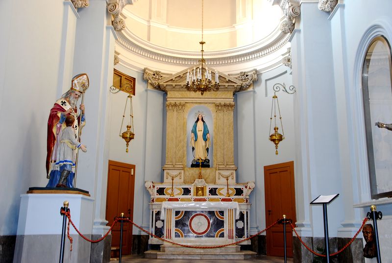File:Ostuni - Cattedrale di Santa Maria dell'Assunta - cappella della navata a sx.jpg