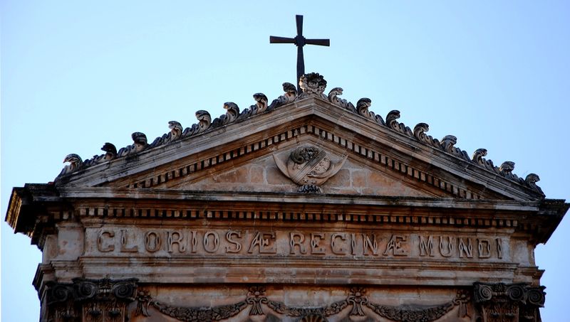 File:Ostuni - Chiesa di San Francesco - iscrizione sulla facciata.jpg