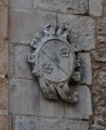 Ostuni - Chiesa di San Vito martire - stemma sulla facciata laterale.jpg