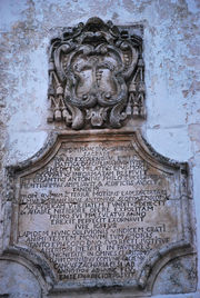 Ostuni - chiesa - muro.jpg