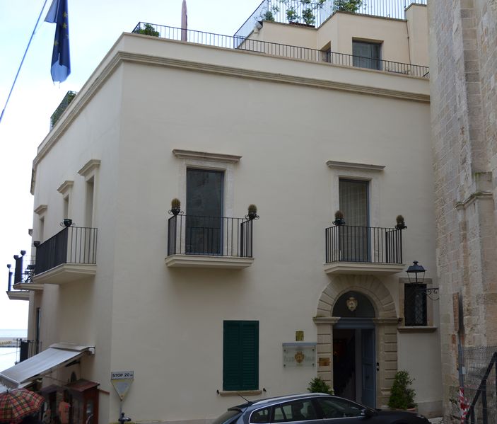 File:Otranto - Palazzo Papaleo.jpg