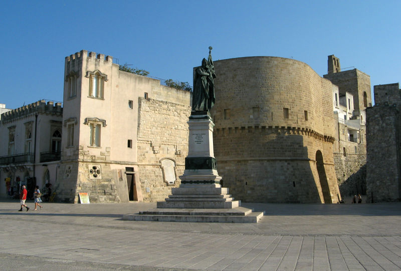 File:Otranto - Piazza Eroi.jpg