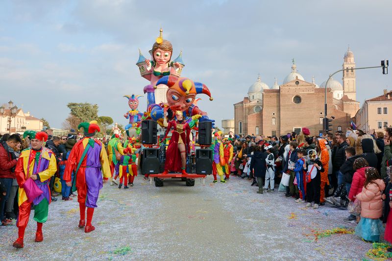 File:Padova - carnevale - carro.jpg