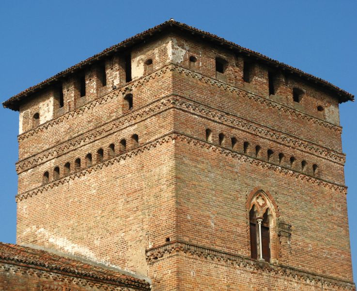 File:Pandino - Castello-torre.jpg