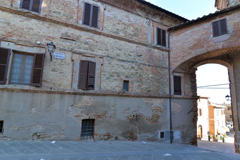 File:Panicale - Piazza San Michele.jpg
