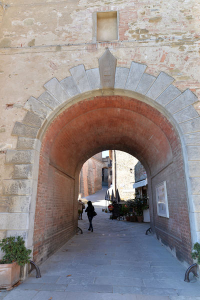 File:Panicale - Porta Perugina.jpg