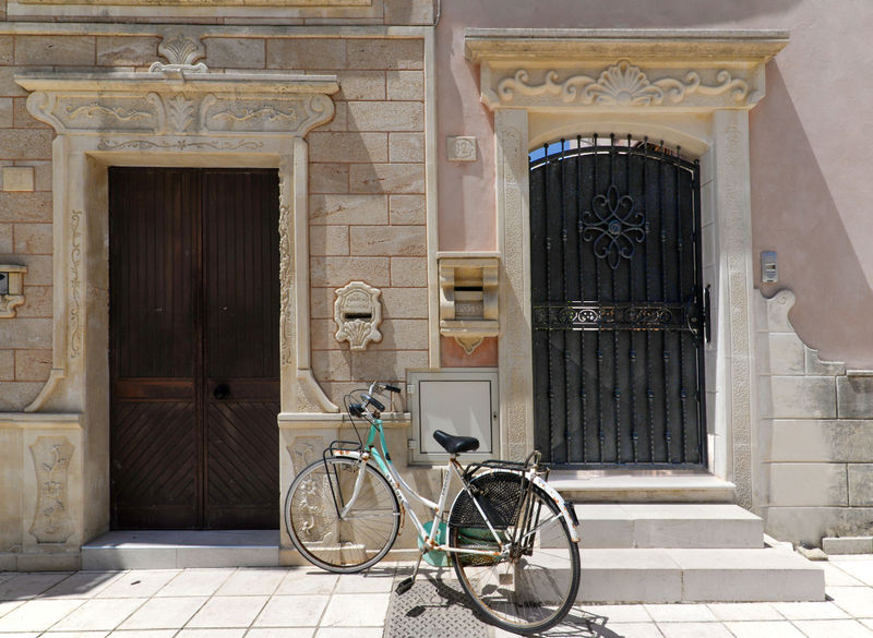 File:Patù - Portoni case.jpg