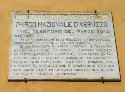 Pescasseroli - Lapide con le regole del parco.jpg