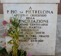 Peschici - Monumento a Padre Pio - lapide sul monumento.jpg