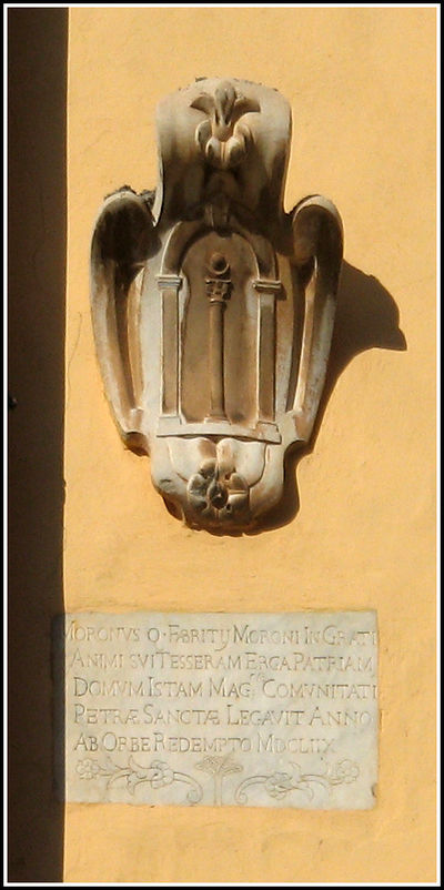 Pietrasanta - lapide con stemma.jpg