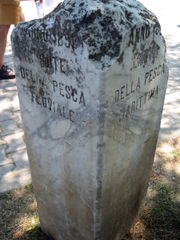 Pietrasanta - stele limite acque.jpg
