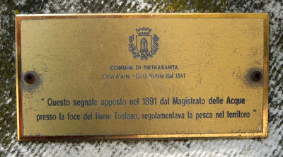 Pietrasanta - targa limite delle acque.jpg
