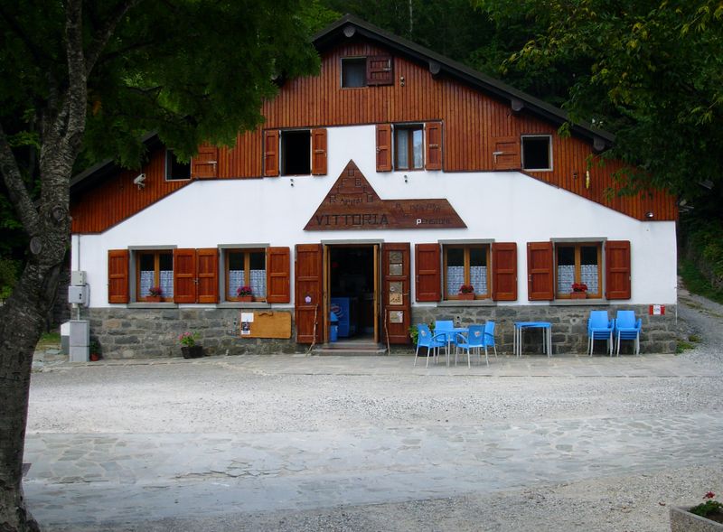 File:Pievepelago - Rifugio Vittoria.jpg