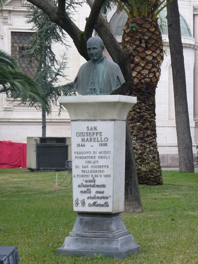 Pompei - Santuario della Beata Vergine del Santo Rosario - Giardino.jpg