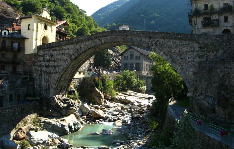 File:Pont-Saint-Martin - Ponte romano.jpg