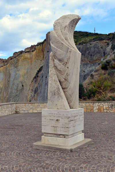 File:Ponza - Monumento alla Baia.jpg