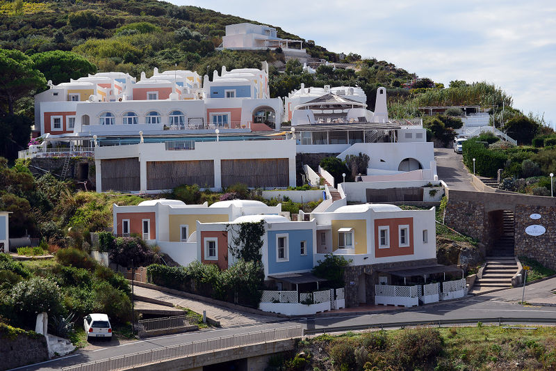 File:Ponza - complesso case.jpg