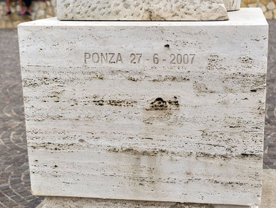 Ponza - monumento alla Baia 2.jpg