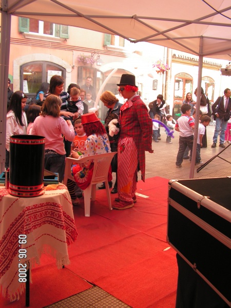 File:Potenza - Piazza Duca delle Verdure - Maggio Potentino '08 a cura del settore Cultura del Comune di Potenza - HappyDayShow- Spettacolo per bambini - sito- www.anfci.it.jpg