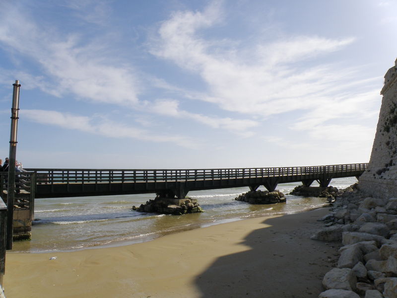 File:Pozzallo - Passerella sul mare.jpg