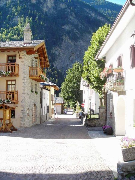 File:Prè-Saint-Didier - Allèe des Thermes.jpg