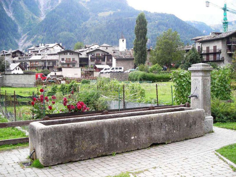 File:Prè-Saint-Didier - Frazione Verrand - Fontana (4).jpg