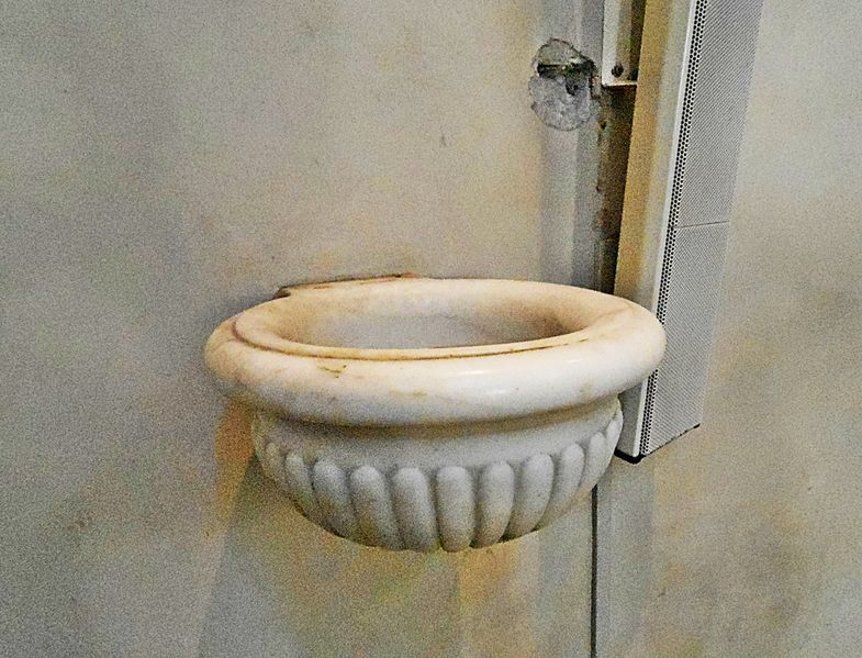 File:Prato - Duomo - Acquasantiera.jpg