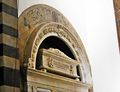 Prato - Duomo - tomba 2.jpg