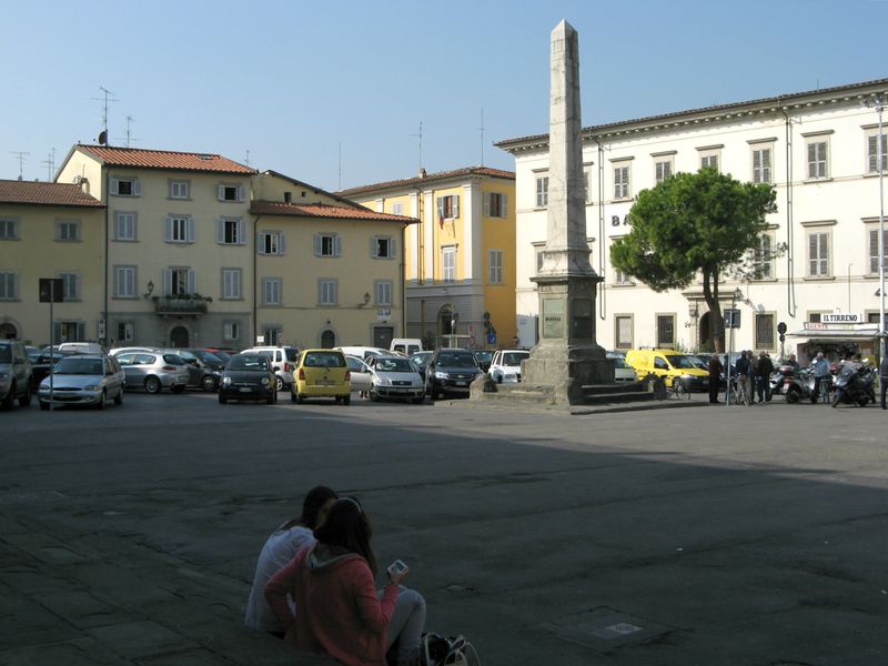 File:Prato - Piazza S. Francesco.jpg