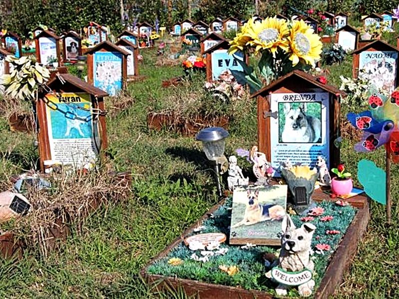 File:Prato - San Giorgio a Colonica - Cimitero degli animali 3.jpg