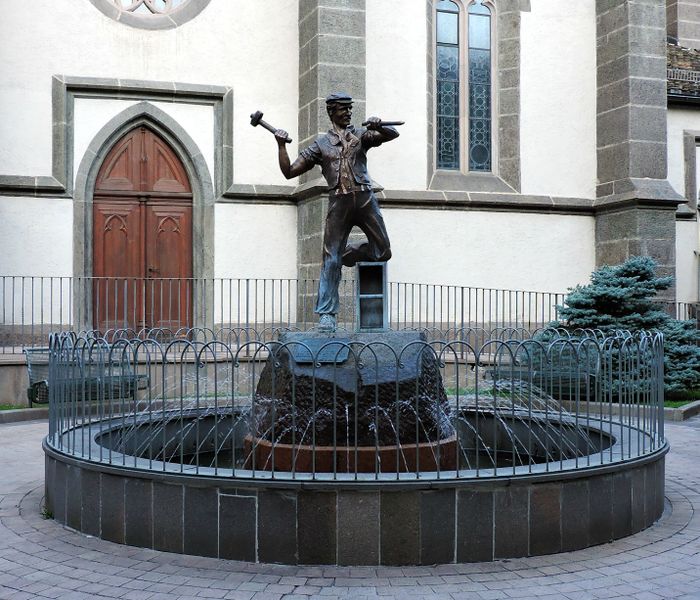 File:Predazzo - Monumento allo scalpellino.jpg