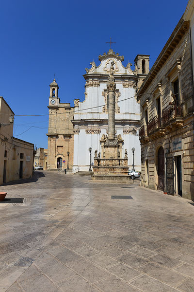 File:Presicce - Piazza G. Villani.jpg