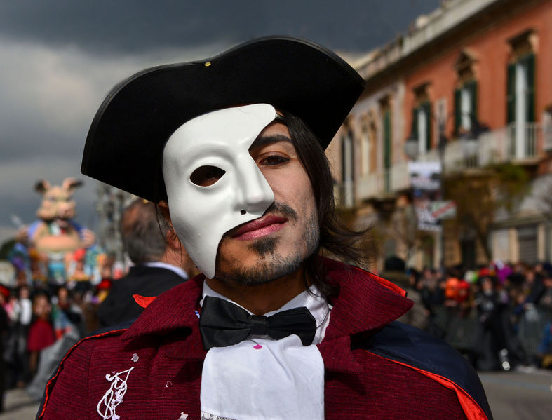File:Putignano - Maschera al Carnevale.jpg