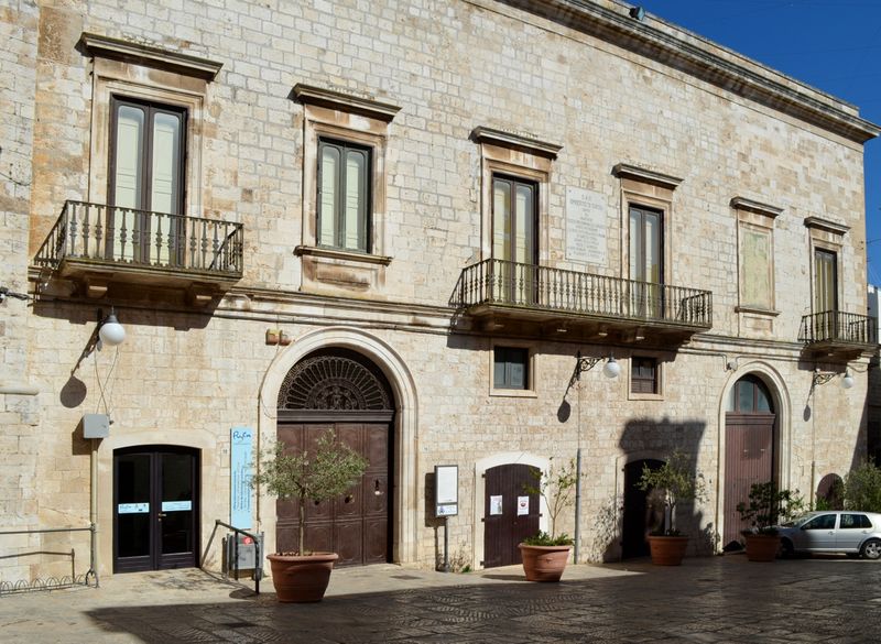 File:Putignano - Palazzo Romanazzi - Carducci già Balì - Piazza Plebiscito.jpg