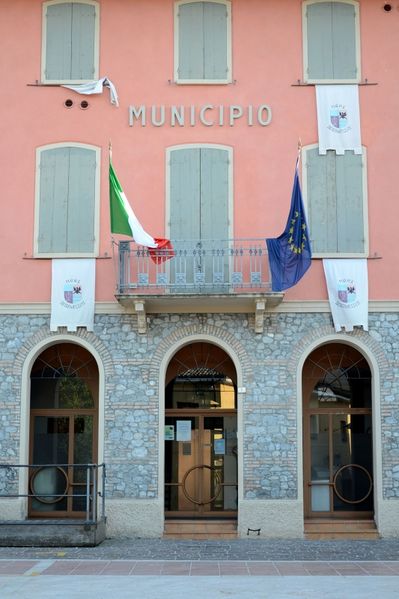 File:Quattro Castella - Municipio.jpg