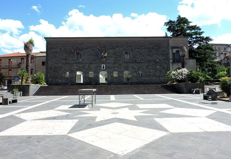 File:Randazzo - Il municipio.jpg