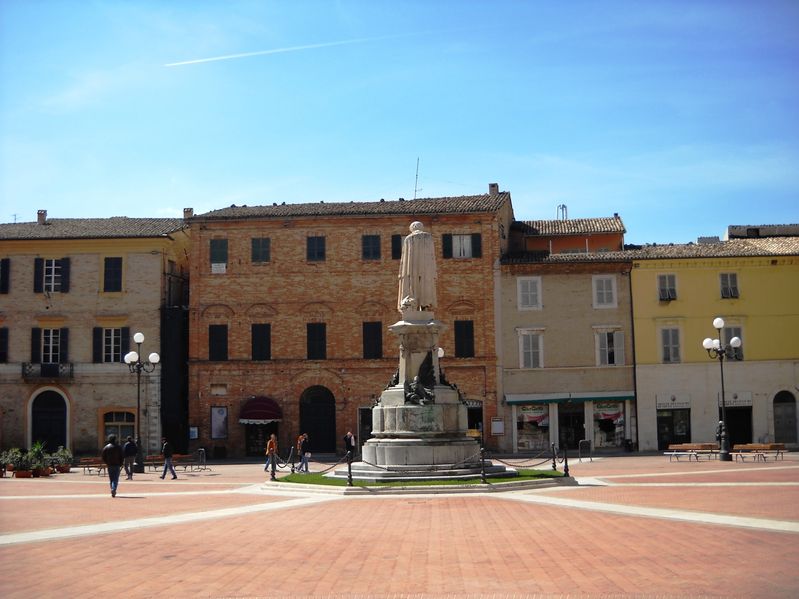 File:Recanati - Piazza Leopardi.jpg
