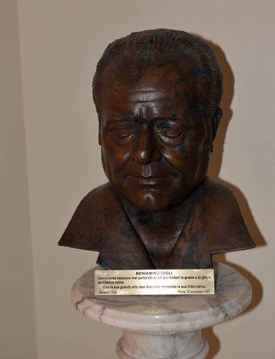 Recanati - a Beniamino Gigli foyer teatro Persiani.jpg