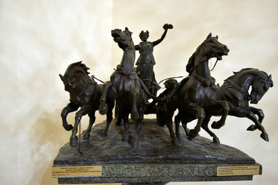 Recanati - scultura teatro Persiani.jpg