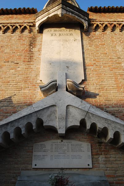 File:Redondesco - Monumento di caduti.jpg