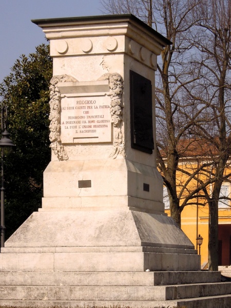 File:Reggiolo - Monumento ai caduti.jpg